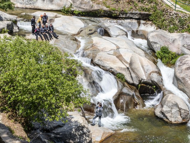 Hispania Tours Guide beim Fotografieren seiner Motorradgruppe 